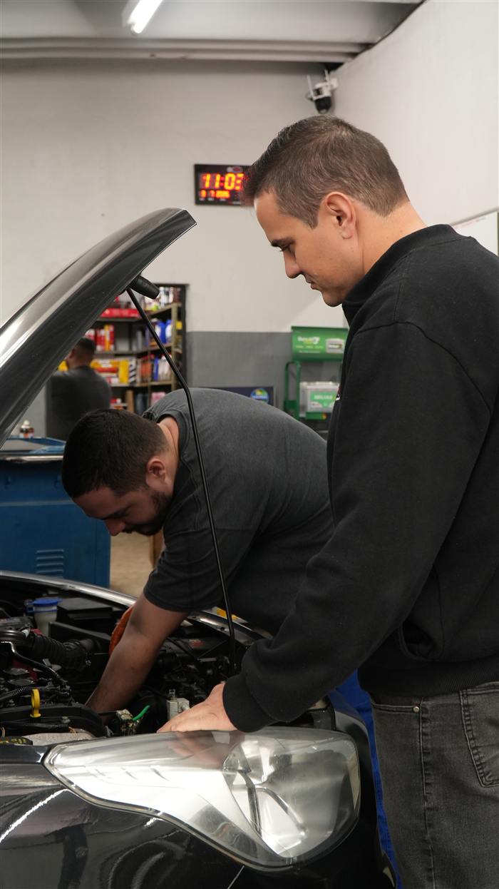 Mecânicos da MB Car Service trabalhando no motor