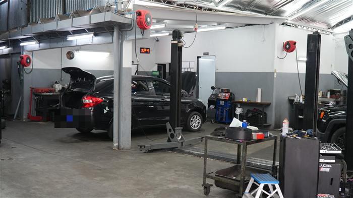 Veículos em manutenção na oficina MB Car Service