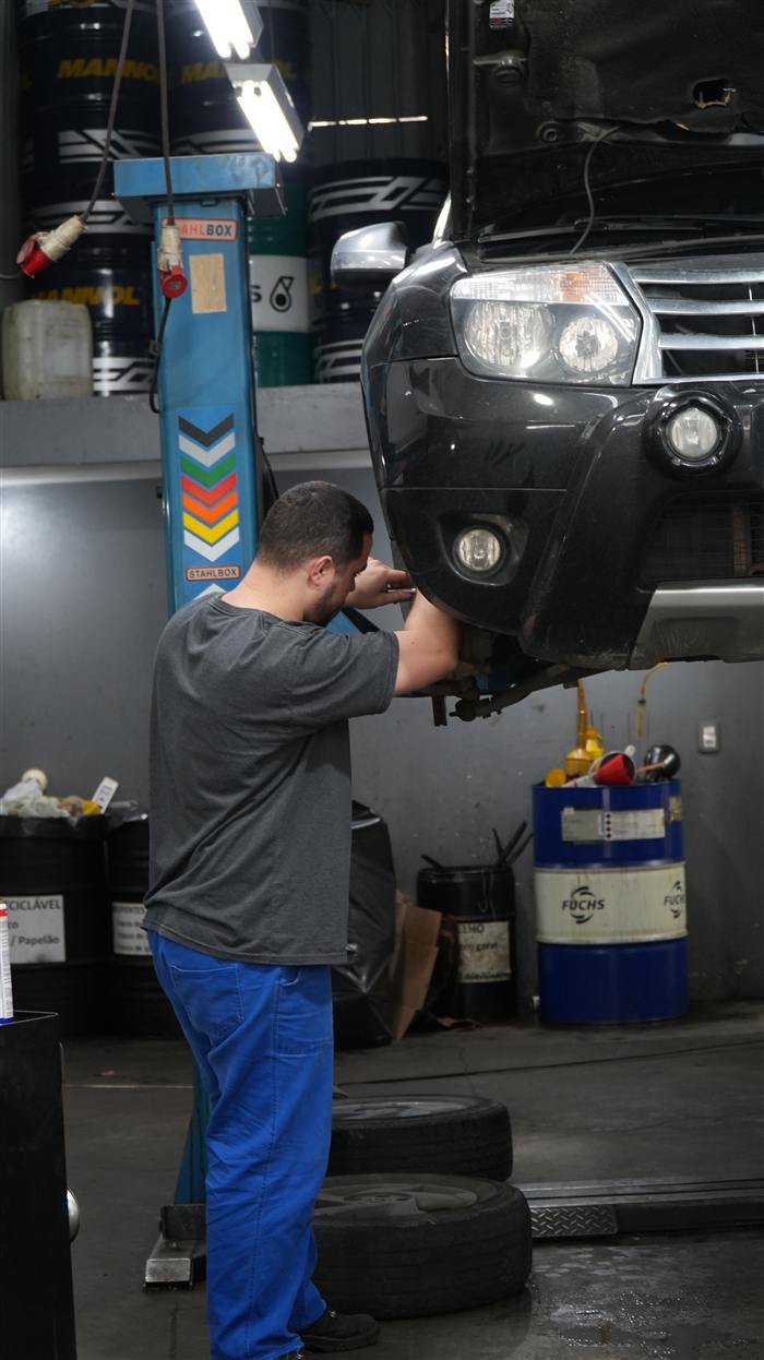 Mecânico da MB Car Service realizando reparo